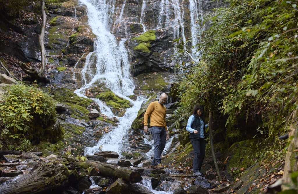 couple hiking through mingo falls